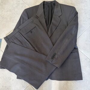 JONES NEW YORK Men’s 100% Wool Suit Jacket & Pants in Grey. Jacket Size: S40